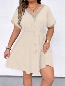 SHEIN LUNE Vestido casual de talla grande para mujer con mangas de murciélago de encaje en contraste y cintura con cordón con flecos