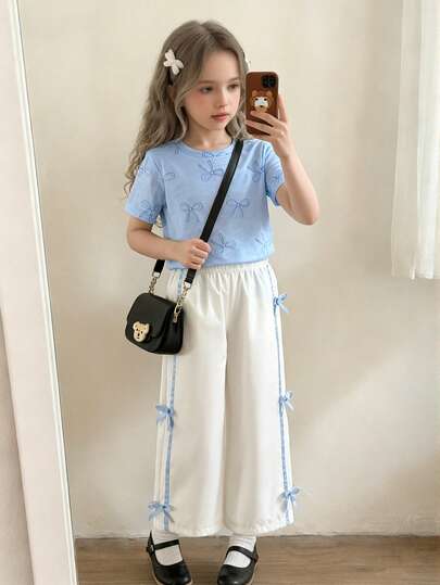 Elladie kids 女童T恤套装，圆领短袖上衣饰有印花蝴蝶结，搭配侧边系带蝴蝶结休闲裤，宽松版型，蝴蝶结细节，休闲优雅风格，适合夏季外出穿着。