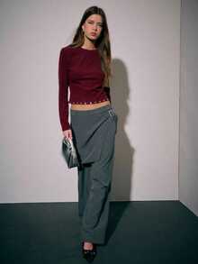 Nöista 这款修身长袖露脐上衣采用浓郁的酒红色调，饰有简洁的圆领和精致的下摆金属孔眼饰边。这是一款时尚简约的女士休闲上衣，非常适合春季穿着，可作为外出上衣或日常穿着。 - 紫色 - 查看 4