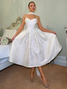 SHEIN 女士白色纹理花卉面料吊带连衣裙，雪纺荷叶边腰部装饰和喇叭裙摆，女士米色连衣裙，女士优雅派对和假日连衣裙，性感晚礼服 - 杏色 - 查看 2