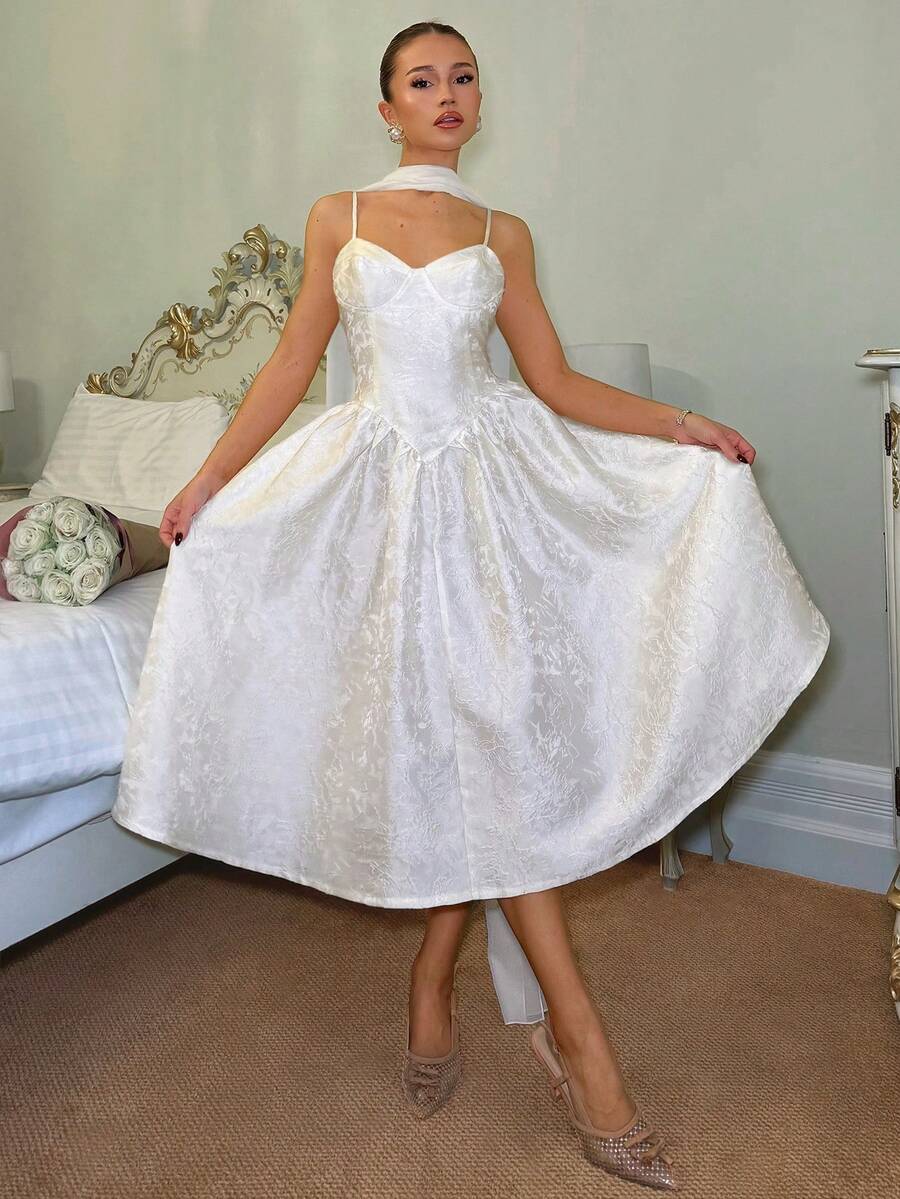 SHEIN 女士白色纹理花卉面料吊带连衣裙，雪纺荷叶边腰部装饰和喇叭裙摆，女士米色连衣裙，女士优雅派对和假日连衣裙，性感晚礼服