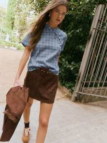 Nöista 这款少女风上衣采用立领设计，融入了中国风元素。三颗纽扣更添东方韵味。短袖直筒版型，简洁利落的剪裁提升了穿着舒适度，营造出休闲随性的氛围。格纹图案打造出复古学院风，同时又不失日常休闲感。无论是休闲外出、与朋友聚会叠穿，还是参加文化活动，它都能轻松融入复古或甜美风格。