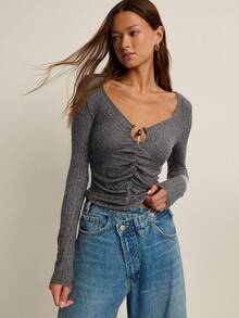 Nöista Blusa canelada com detalhe franzido e abertura em forma de gota, com modelagem ajustada. Perfeita para sair à noite, para looks de volta às aulas ou para encontros românticos durante as férias de primavera, oferecendo estilo sem esforço em todas as estações. - Preto e Branco - Ver 3