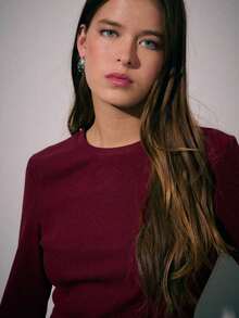 Nöista 这款修身长袖露脐上衣采用浓郁的酒红色调，饰有简洁的圆领和精致的下摆金属孔眼饰边。这是一款时尚简约的女士休闲上衣，非常适合春季穿着，可作为外出上衣或日常穿着。 - 紫色 - 查看 5