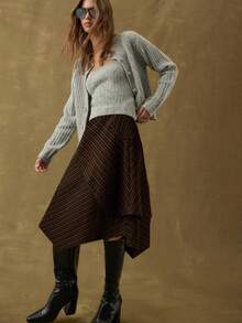 Nöista 这款女士海军蓝细条纹中长裙采用垂褶不对称设计，层次感十足。完美适用于办公室穿着、正式场合、时尚派对，优雅的裙摆为春假装扮增添精致感，是女士服装的理想之选，融合了现代设计风格。 - 巧克力棕 - 查看 6