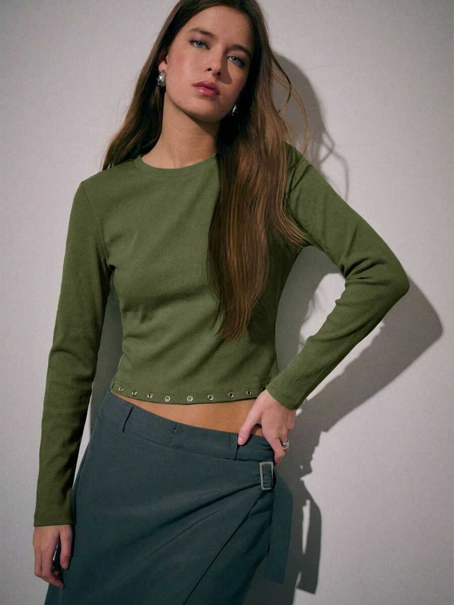 Nöista 女士修身长袖露脐上衣，圆领设计，下摆饰有铆钉。这款时尚弹力上衣专为日常穿着、休闲装扮和外出造型而设计。非常适合春季穿搭、度假造型，或搭配裙装和修身长裤，打造优雅摩登的造型。 - 軍綠色 - 查看 1
