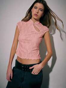 Nöista 这款春假上衣以新款中式旗袍为灵感，打造清新甜美的造型，修身剪裁更添优雅气质。立领饰以纽扣，彰显传统韵味。不对称的镂空设计则增添个性魅力，勾勒出柔美女性线条。 - 粉色 - 查看 5