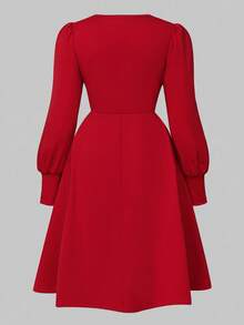 SHEIN 一款简约优雅的V领连衣裙，饰有纽扣，泡泡袖，纯色设计，适合少女穿着。适合圣诞派对、圣诞节、新年、除夕夜等场合。 - 紅色 - 查看 2