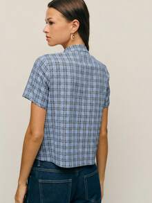 Nöista 这款少女风上衣采用立领设计，融入了中国风元素。三颗纽扣更添东方韵味。短袖直筒版型，简洁利落的剪裁提升了穿着舒适度，营造出休闲随性的氛围。格纹图案打造出复古学院风，同时又不失日常休闲感。无论是休闲外出、与朋友聚会叠穿，还是参加文化活动，它都能轻松融入复古或甜美风格。