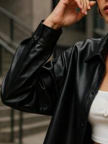 Camisera de vinipiel afelpada oversize para mujer, tipo chamarra ligera - Negro - Ver 2