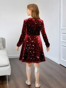 SHEIN فستان حفلات خريفي أنيق وفاخر للفتيات الصغيرات والمراهقات، بياقة مربعة وحافة مكشكشة مزينة بالترتر من المخمل، باللون الأحمر ، مناسب لعيد الميلاد والحفلات - عنابي اللون - مشاهدة 2