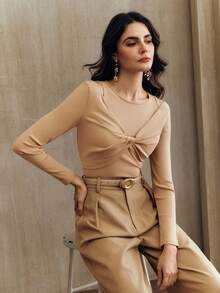 Anewsta 纯色优雅交叉前襟长袖镂空肩部弹力女式打底衫 - 卡其色 - 查看 7