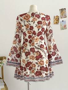 Soleia 大码女式碎花蕾丝边蝴蝶袖迷你连衣裙，适合度假、秋冬季穿着。 - 彩色 - 查看 2