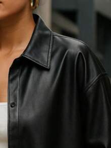 Camisera de vinipiel afelpada oversize para mujer, tipo chamarra ligera - Negro - Ver 3