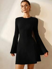 Lymera Đầm ngắn ôm dáng cổ tròn tay loe màu trơn dành cho nữ - màu đen - Xem 4