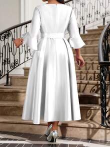 Fleurora 大码女装纯色圆领喇叭袖优雅连衣裙，适合秋冬季优雅派对、婚礼、鸡尾酒会、圣诞节等场合。粉色系带喇叭袖A字连衣裙，大码套装，适合返校节、生日等场合，秋季女装，教师装，圣诞节缎面连衣裙，婚礼宾客礼服，端庄连衣裙，碎花中长连衣裙。 - 白色 - 查看 2