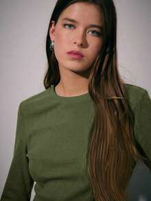 Nöista 女士修身长袖露脐上衣，圆领设计，下摆饰有铆钉。这款时尚弹力上衣专为日常穿着、休闲装扮和外出造型而设计。非常适合春季穿搭、度假造型，或搭配裙装和修身长裤，打造优雅摩登的造型。 - 軍綠色 - 查看 5