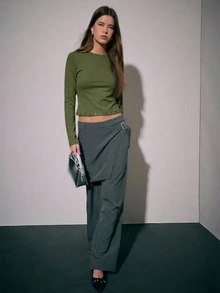 Nöista 女士修身长袖露脐上衣，圆领设计，下摆饰有铆钉。这款时尚弹力上衣专为日常穿着、休闲装扮和外出造型而设计。非常适合春季穿搭、度假造型，或搭配裙装和修身长裤，打造优雅摩登的造型。 - 軍綠色 - 查看 4