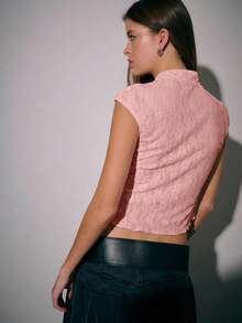 Nöista 这款春假上衣以新款中式旗袍为灵感，打造清新甜美的造型，修身剪裁更添优雅气质。立领饰以纽扣，彰显传统韵味。不对称的镂空设计则增添个性魅力，勾勒出柔美女性线条。 - 粉色 - 查看 6