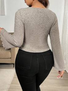 SHEIN Tall CURVE 大码毛绒罗纹V领扭结领长喇叭袖T恤 - 灰色 - 查看 2