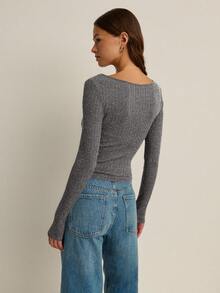 Nöista Blusa canelada com detalhe franzido e abertura em forma de gota, com modelagem ajustada. Perfeita para sair à noite, para looks de volta às aulas ou para encontros românticos durante as férias de primavera, oferecendo estilo sem esforço em todas as estações. - Preto e Branco - Ver 2