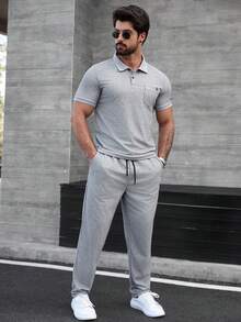 Manfinity Homme 男士短袖Polo衫和长裤套装，饰有装饰性织带口袋，适合居家、外出、聚会等休闲场合。这款两件套休闲套装，尽显绅士风范，适合日常休闲、周末旅行、户外活动、探险旅行、轻松的工作环境或半正式场合。也是送给男友/丈夫、周年纪念日/生日、派对、圣诞节、新年、婚礼等场合的理想礼物。 - 灰色 - 查看 4