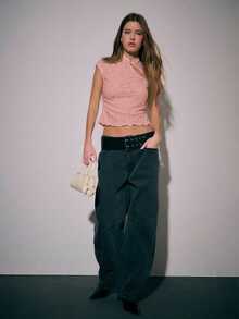 Nöista 这款春假上衣以新款中式旗袍为灵感，打造清新甜美的造型，修身剪裁更添优雅气质。立领饰以纽扣，彰显传统韵味。不对称的镂空设计则增添个性魅力，勾勒出柔美女性线条。 - 粉色 - 查看 3