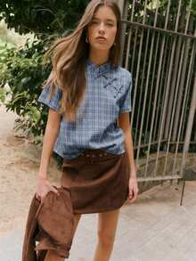 Nöista 这款少女风上衣采用立领设计，融入了中国风元素。三颗纽扣更添东方韵味。短袖直筒版型，简洁利落的剪裁提升了穿着舒适度，营造出休闲随性的氛围。格纹图案打造出复古学院风，同时又不失日常休闲感。无论是休闲外出、与朋友聚会叠穿，还是参加文化活动，它都能轻松融入复古或甜美风格。