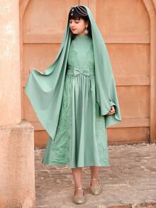 SHEIN Váy Abaya truyền thống của Ả Rập dành cho bé gái, kiểu dáng công chúa màu xanh lá cây nhạt với vải chắp vá ren, thắt lưng nơ, cổ cao thanh lịch và tay dài, lý tưởng cho các lễ hội, buổi tụ họp và chụp ảnh - màu xanh lá - Xem 6