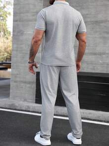 Manfinity Homme 男士短袖Polo衫和长裤套装，饰有装饰性织带口袋，适合居家、外出、聚会等休闲场合。这款两件套休闲套装，尽显绅士风范，适合日常休闲、周末旅行、户外活动、探险旅行、轻松的工作环境或半正式场合。也是送给男友/丈夫、周年纪念日/生日、派对、圣诞节、新年、婚礼等场合的理想礼物。 - 灰色 - 查看 3