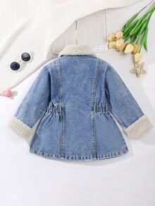 Elladie kids 女童牛仔外套一件，休闲时尚可爱中长款收腰蓝色水洗牛仔外套，配有人造毛领装饰，适合秋冬季日常外出穿着。 - 淺色水洗藍 - 查看 2