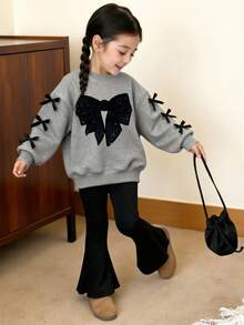 两件套女童休闲蝴蝶结图案圆领卫衣搭配黑色喇叭裤，时尚百搭的灰色秋冬套装