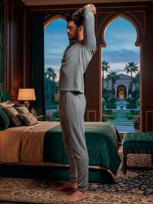 Conjunto térmico para hombre, clásico y casual, colores lisos sin estampado. Camisa de manga larga, cuello redondo. Pantalón de pierna recta semi-entobado, ajuste de cintura natural con resorte ligero, tela de poliéster y elastano. Bragueta con cierre de botón. Interior muy suave, cálido y agradable con tu piel, ideal para temporadas de otoño e invierno. En algunos colores el tono puede variar. - Gris Claro - Ver 2