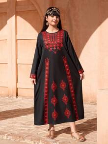 Áo choàng kiểu Trung Đông dành cho bé gái tuổi teen, với nền đen và họa tiết thêu đỏ truyền thống, toát lên vẻ đẹp và sự thanh lịch đặc trưng của vùng miền. Chất vải mềm mại, rủ nhẹ, thân thiện với da và thoải mái. Cổ tròn, tay dài và kiểu dáng rộng rãi, suôn thẳng tạo nên sự vừa vặn trang nhã, không gò bó. Phù hợp cho các buổi tụ họp văn hóa, chiếc áo này mang vẻ trang trọng, có thể mặc được trong mọi mùa, trở thành một kiểu dáng được ưa chuộng. - Nhiều màu - Xem 5