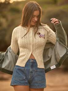 WESTFADE 纽扣前襟迷你麻花针法小狗蝴蝶结刺绣胸前修身开衫毛衣，适合冬季、波西米亚风、西部风、假日、圣诞节、新年、纳什维尔牛仔女郎、休闲、可爱风格。 - 奶油色 - 查看 4