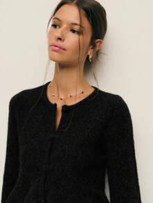 Nöista 这款针织开衫采用褶裥腰身设计，圆领，并饰以同色系纽扣，尽显精致优雅。无论是春假休闲装扮、办公室着装，还是日常时尚造型，都是完美之选。 - 黑色 - 查看 5