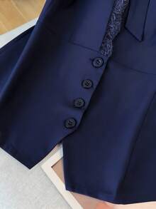 GlowEve CURVE Elegante Bluse mit Spitzenkante und Schleife ohne Ärmel für Damen in Große Größen