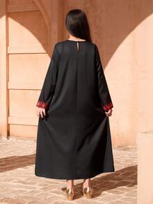 Áo choàng kiểu Trung Đông dành cho bé gái tuổi teen, với nền đen và họa tiết thêu đỏ truyền thống, toát lên vẻ đẹp và sự thanh lịch đặc trưng của vùng miền. Chất vải mềm mại, rủ nhẹ, thân thiện với da và thoải mái. Cổ tròn, tay dài và kiểu dáng rộng rãi, suôn thẳng tạo nên sự vừa vặn trang nhã, không gò bó. Phù hợp cho các buổi tụ họp văn hóa, chiếc áo này mang vẻ trang trọng, có thể mặc được trong mọi mùa, trở thành một kiểu dáng được ưa chuộng. - Nhiều màu - Xem 2