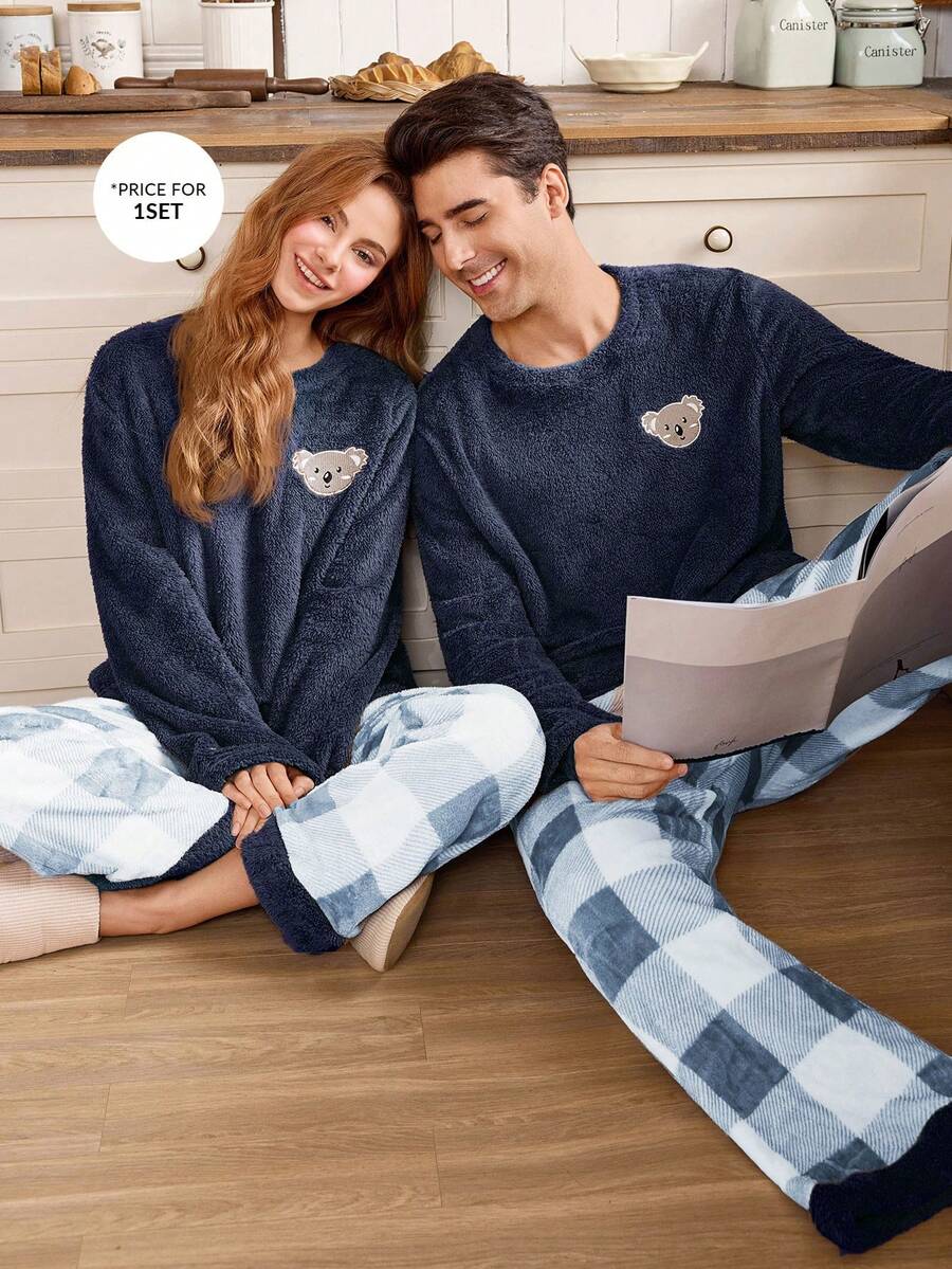 CoupledUp Bộ đồ ngủ nam cổ tròn rộng rãi, dày dặn, họa tiết thêu gấu túi dễ thương và họa tiết kẻ caro - Màu xanh lam - Xem 1