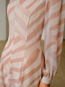 ZEYLAH Váy dài tay cổ cao in họa tiết sọc hình học mùa xuân - Màu Hồng baby - Xem 2