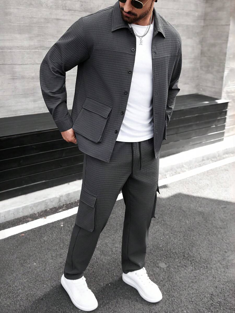 Manfinity CasualCool 男士休闲两件套：长袖格子衬衫（带双口袋）和抽绳腰工装裤，适合度假、商务、通勤、日常穿着、休闲聚会、派对、购物、骑行等场合。 - 深灰色 - 查看 1