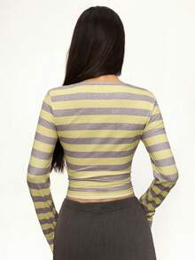 Rina Fox 女士新款秋冬彩色条纹长袖V领修身T恤，街头运动风纽扣短款条纹上衣，适合休闲穿着、购物和散步 - 芥末黃 - 查看 2