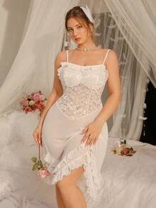 DelicateAllure مجموعة ملابس نوم من فستان انزلاقي مريح من الشبك الشفاف والدانتيل المكشكش غير متماثل، وردة مربوطة، مقاسات كبيرة - أبيض - مشاهدة 3