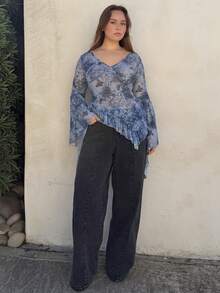 Nezia Cruz 大码女式印花深 V 领喇叭袖荷叶边下摆衬衫 - 彩色 - 查看 5