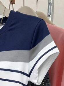 SHEIN 女士户外上衣，夏季新品，图案设计，多色条纹，白色，藏青色，户外服饰，修身褶皱腰部T恤，女士T恤 - 彩色 - 查看 4