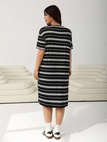 SHEIN EZwear 女士加大码夏季黑白条纹修身短袖圆领连衣裙 - 黑與白 - 查看 2