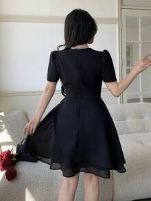 Feyla 休闲纯色收腰短袖圆领女式短连衣裙 - 黑色 - 查看 3
