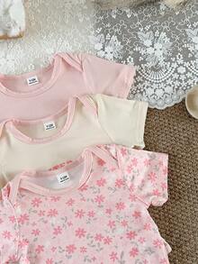 SHEIN 女婴可爱舒适三件套短袖连体衣，印花图案，胸前饰有英文字母花朵刺绣 - 彩色 - 查看 3