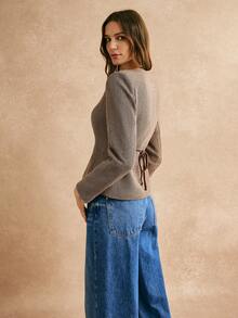 Poéselle 卡其色人字纹粗花呢前襟金属纽扣收腰长袖外套，内衬精致，金色纽扣，下摆开衩，适合秋冬季穿着。