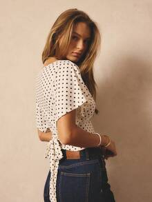 Aralina 女士波点印花上衣，宽领船领，短蝙蝠袖，飘逸袖子，可爱上衣，腰部系带收腰设计，T恤款式，波点印花，复古风格，适合外出、派对、工作或办公室穿着。 - 彩色 - 查看 3